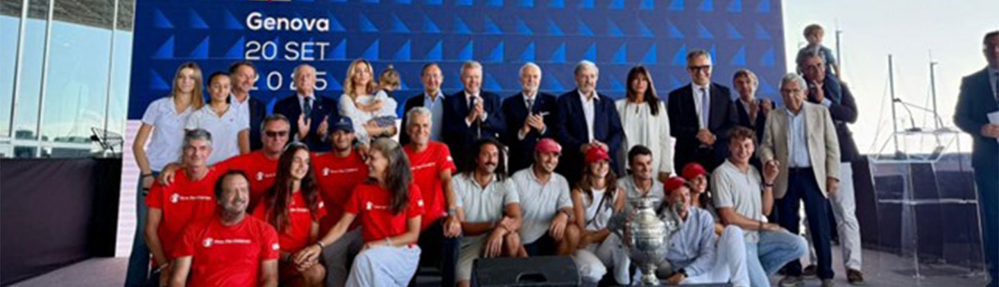 Foto di gruppo sul palco dell’evento Millevele Iren 2025 a Genova, con partecipanti, organizzatori e ospiti riuniti in un’atmosfera festosa sotto la copertura del porto.