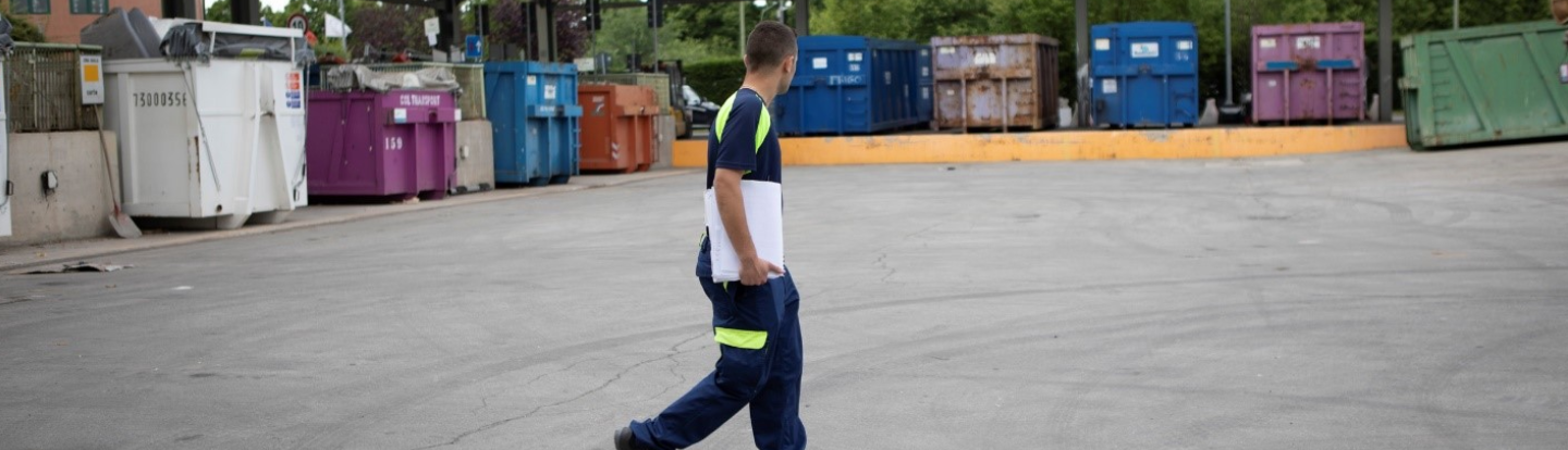 tecnico Iren Ambiente all'interno di un centro di raccolta