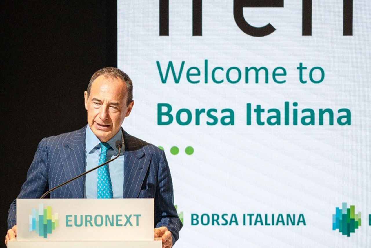 Luca Dal Fabbro, Amministratore delegato di Iren, interviene al podio Euronext davanti alla schermata “Welcome to Borsa Italiana”.