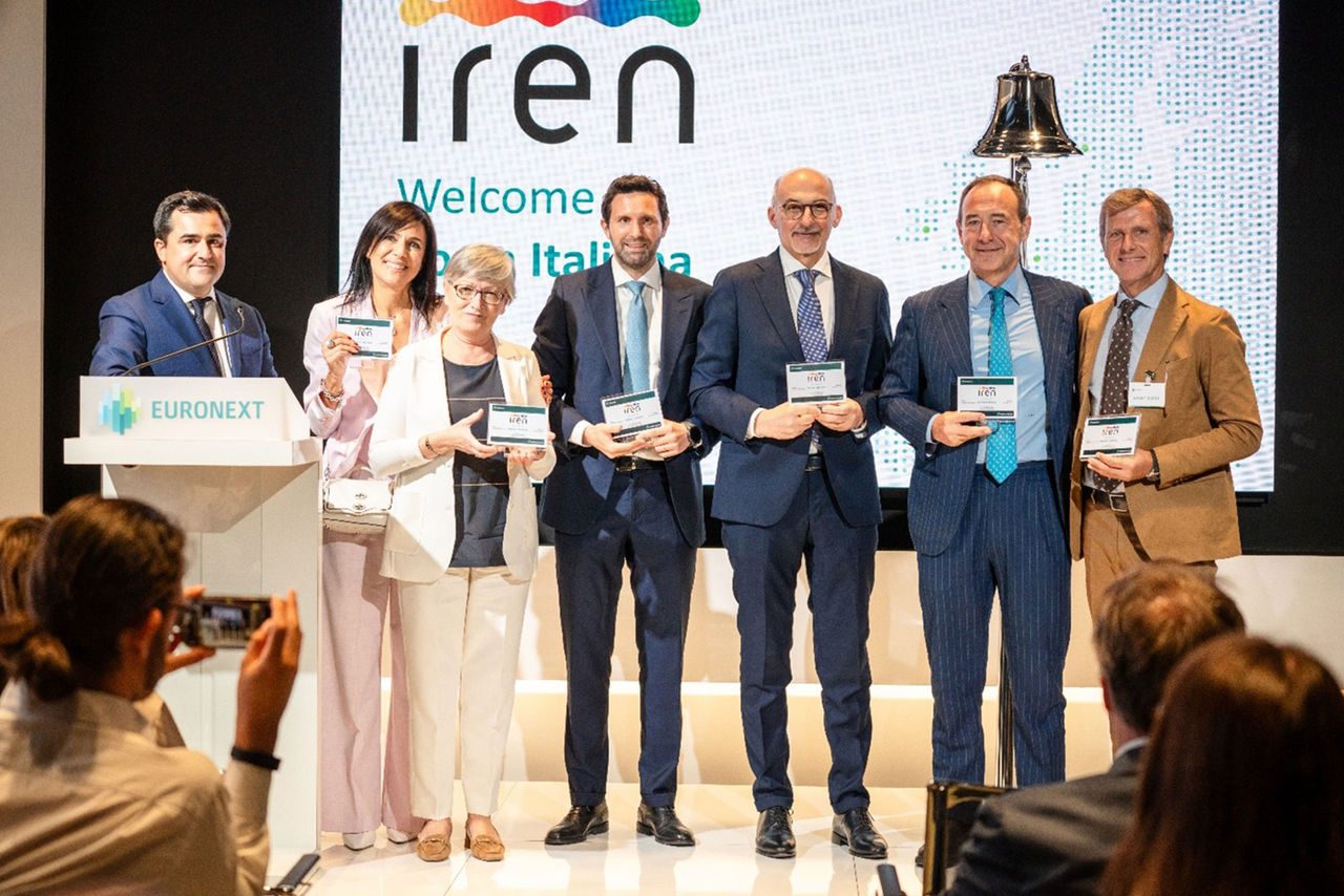 Foto di gruppo dei rappresentanti Iren con targhe celebrative alla cerimonia di benvenuto in Borsa Italiana.