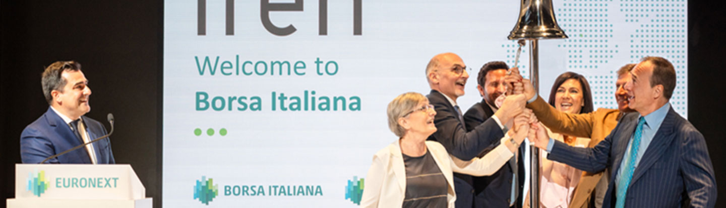 Momento simbolico della cerimonia: i rappresentanti Iren suonano insieme la campana di apertura della Borsa Italiana.