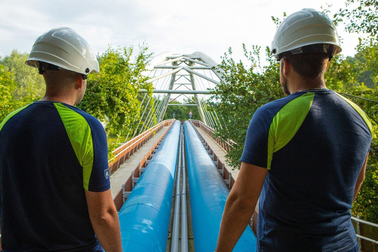 due operai in un impianto idrico 