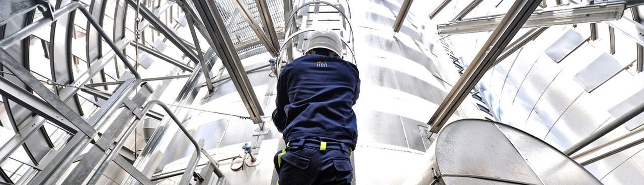 operaio che sale una scala all'interno dell'impianto Iren