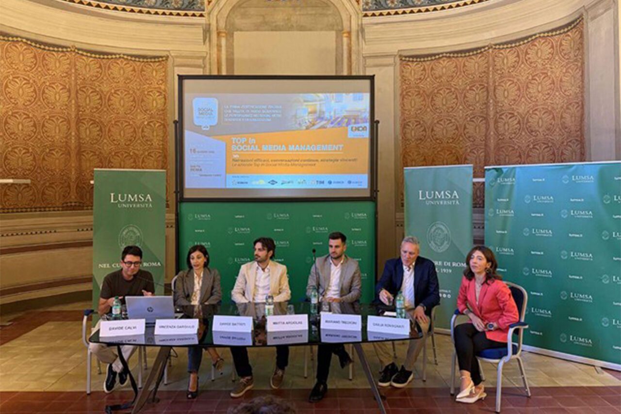 al tavolo Davide Battisti del Team Comunicazione e Relazioni Esterne Iren, per ritirare il premio  TOP SOCIAL MEDIA MANAGEMENT
