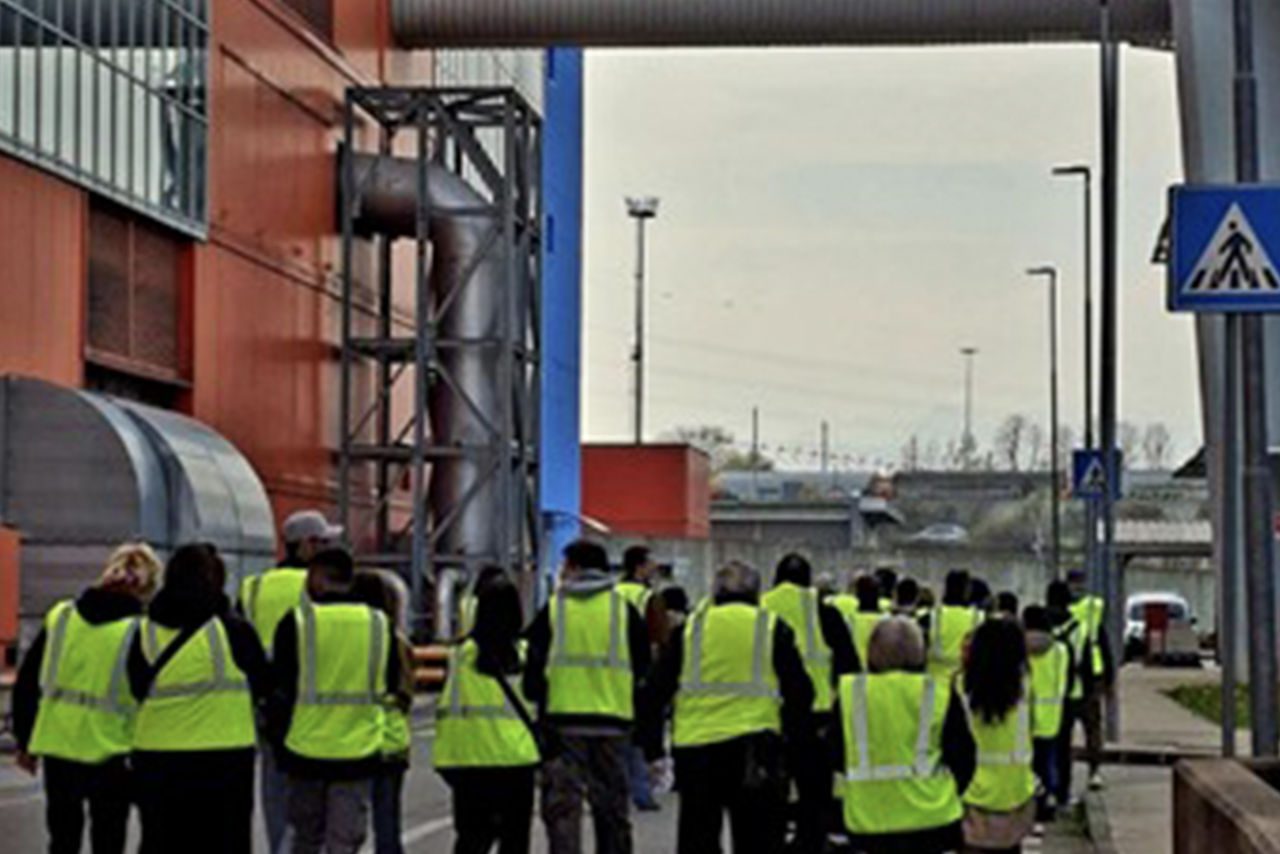 persone visitano il trm