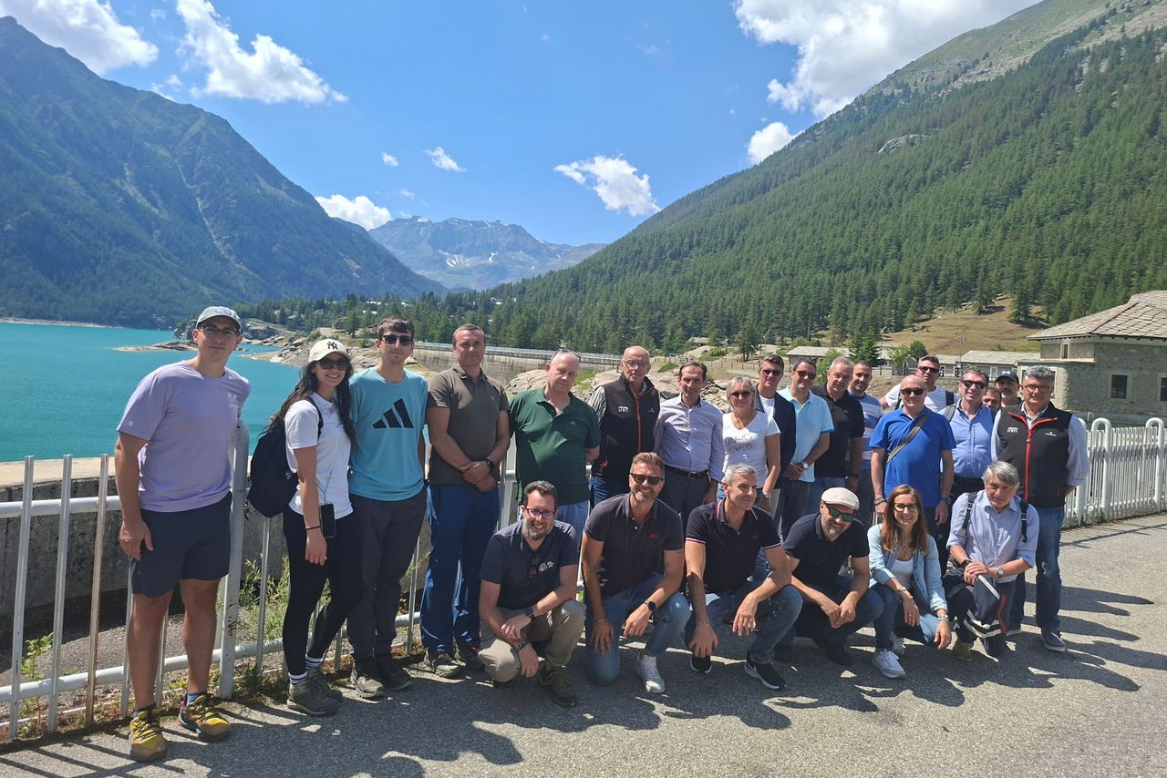 Foto di gruppo durante La cordata ideale un progetto che ogni estate porta in Valle Orco un'esposizione dedicata alla cultura della montagna