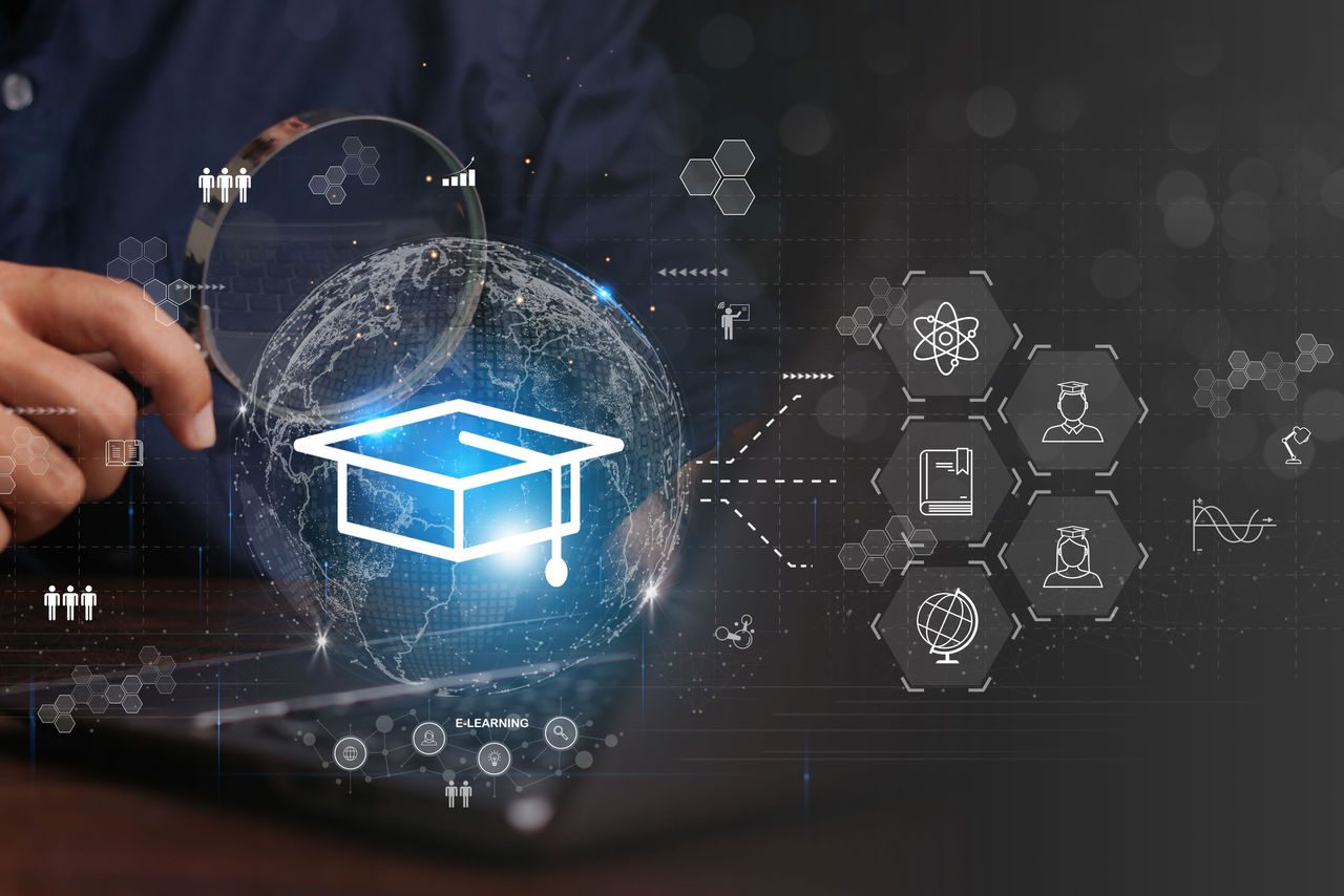 Rappresentazione digitale del concetto di e-learning con un’icona di tocco accademico proiettata su un globo, circondata da simboli di conoscenza e innovazione scientifica.