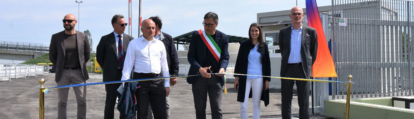 taglio del nastro al nuovo centro di raccolta di Parma