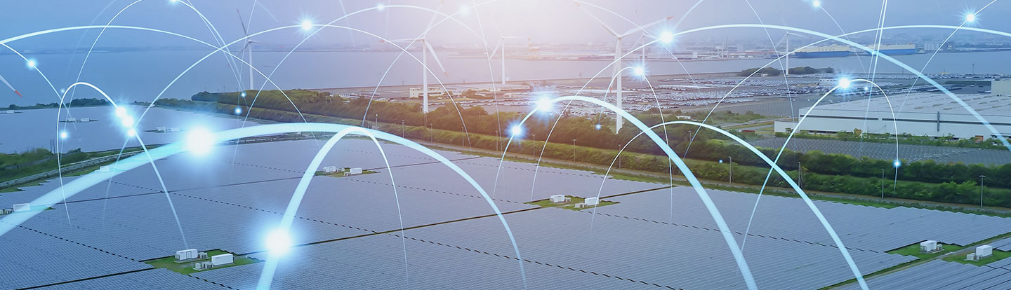 Panoramica di un grande impianto fotovoltaico con pannelli solari, sovrapposto da elementi grafici luminosi che rappresentano la connettività e la rete energetica digitale, con pale eoliche e vista sul porto in lontananza.