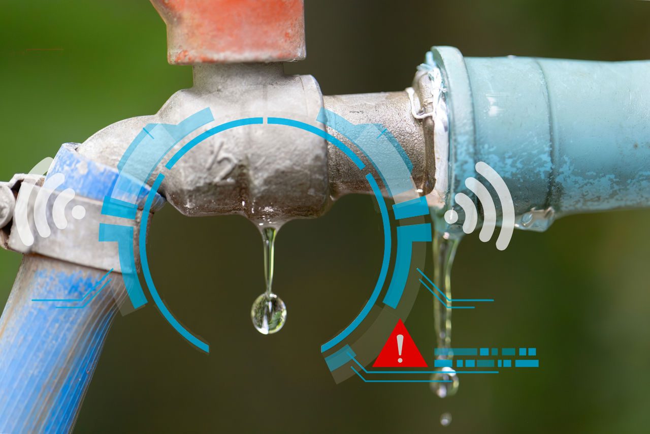 Primo piano dell'allerta del sensore del rilevatore di perdita d'acqua sul rubinetto esterno che perde in giardino