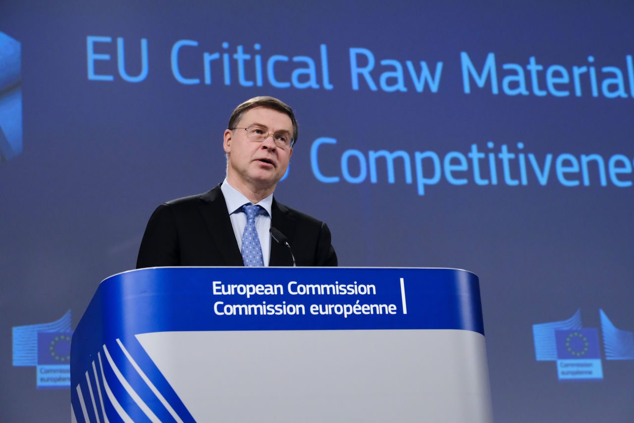 Commissario europeo interviene alla conferenza stampa su materie prime critiche e competitività dell'UE.