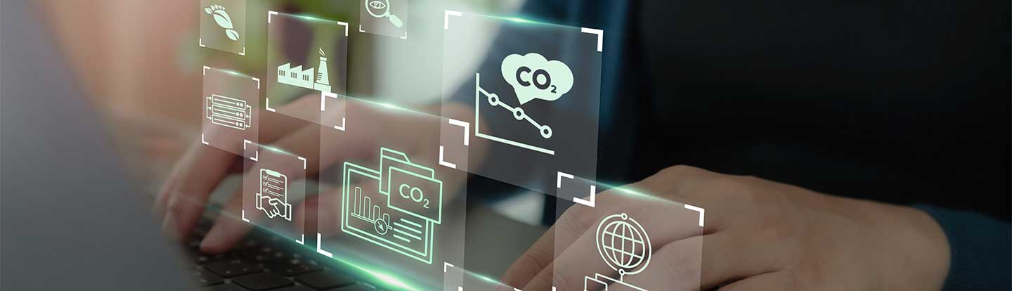 Utilizzo di un computer portatile e di icone digitali che rappresentano il monitoraggio delle emissioni di CO₂
