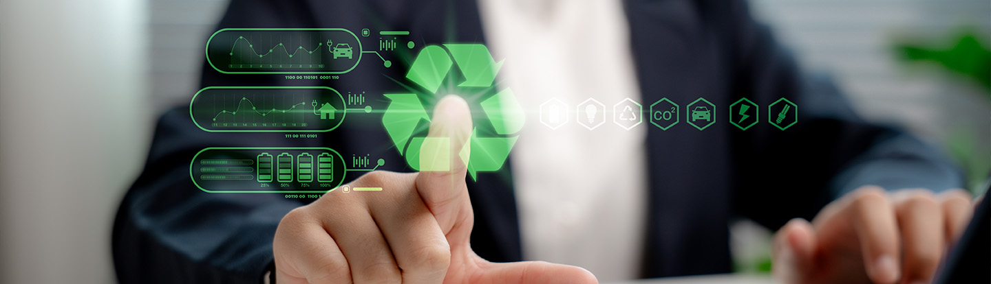 Un imprenditore che interagisce con l'icona del riciclaggio su un'interfaccia virtuale, a simboleggiare la trasformazione digitale al servizio della responsabilità ambientale.