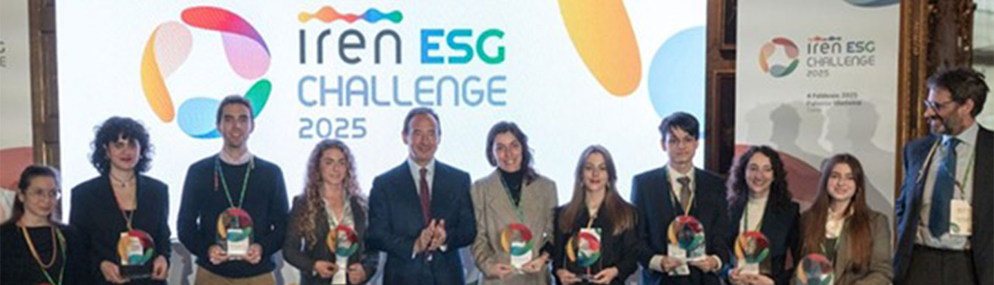 Foto di gruppo dei giovani premiati all’Iren ESG Challenge 2025. Al centro dell’immagine Luca Dal Fabbro applaude, mentre i vincitori tengono in mano il riconoscimento, in posa davanti al logo dell’evento.