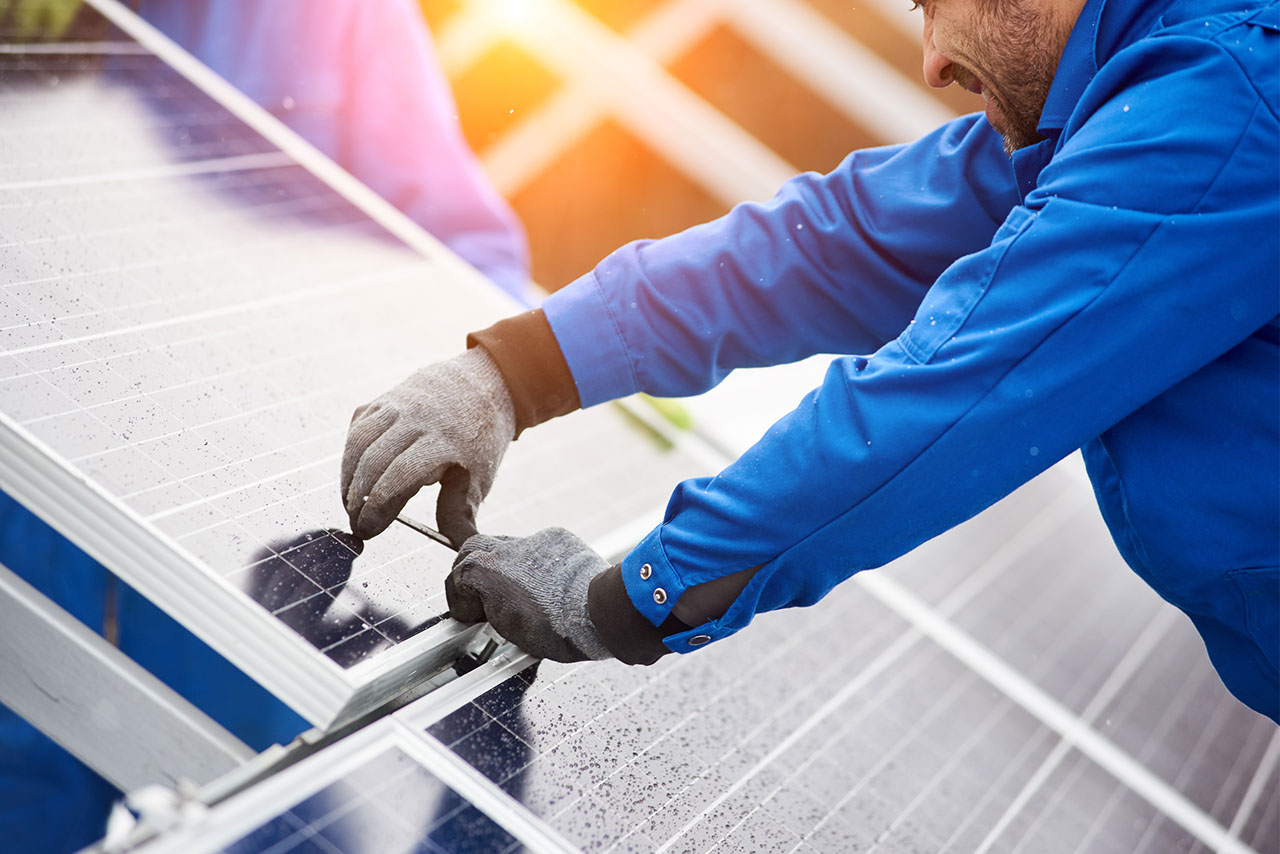 tecnico installa pannello fotovoltaico