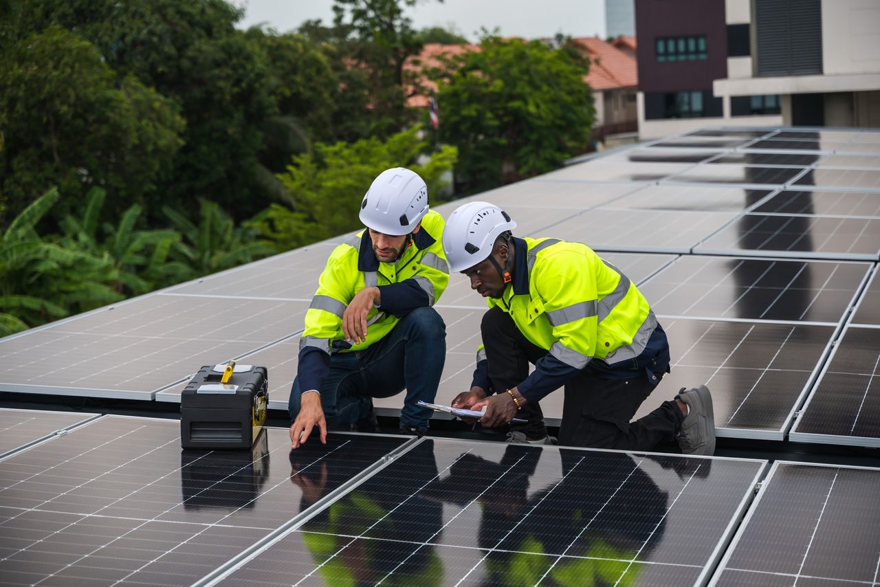 operai che montano pannelli fotovoltaici