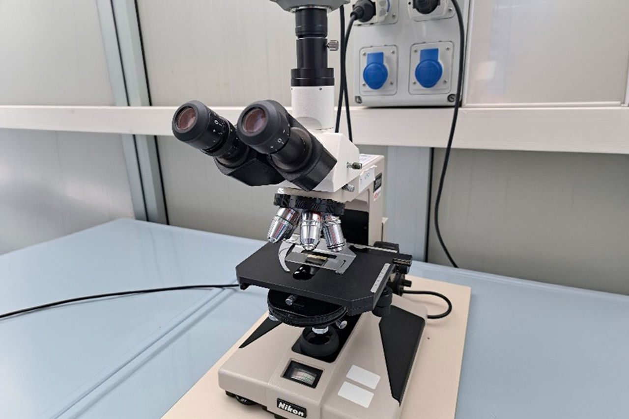 Microscopio su un tavolo di laboratorio