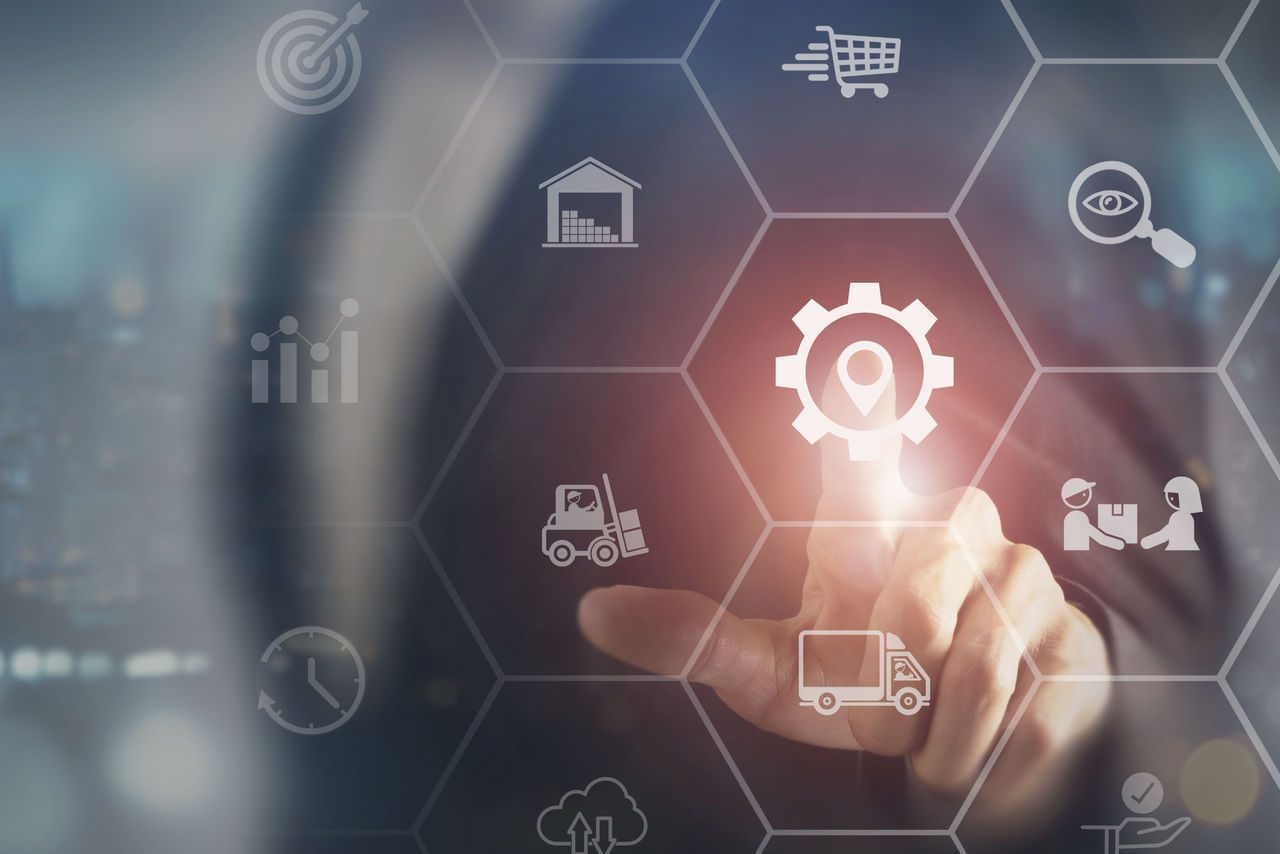 Concetto di gestione logistica con un'illustrazione digitale che rappresenta un processo complesso di pianificazione e distribuzione, con elementi grafici interattivi e una rete di connessioni digitali.