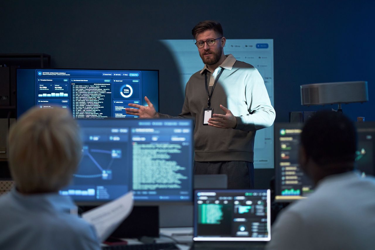 giovane uomo adulto che presenta i dati di sicurezza informatica al team