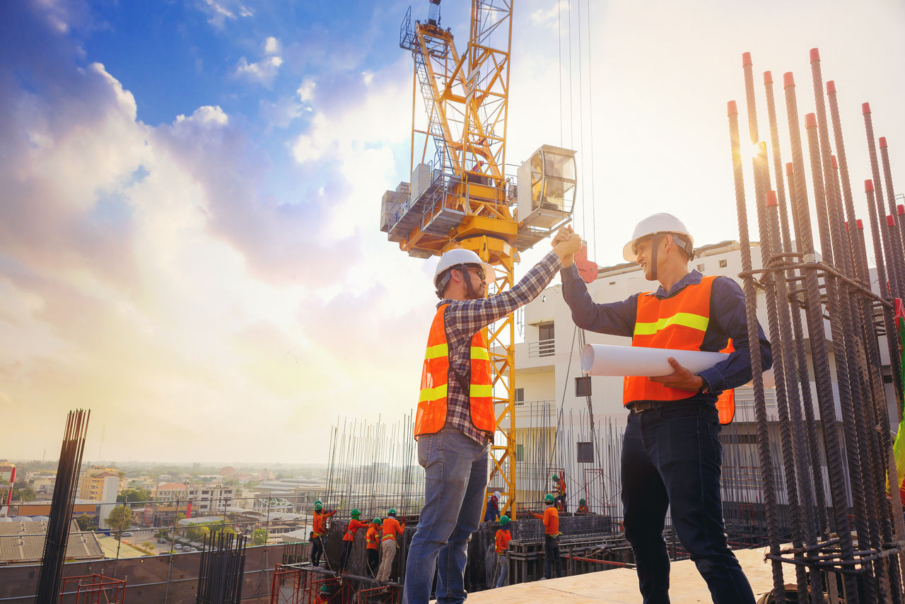 ingegnere e tecnico in cantiere