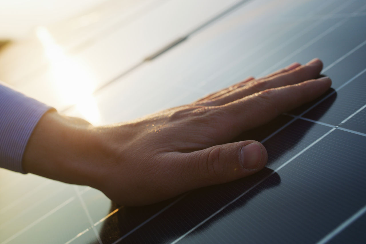 mano su pannello fotovoltaico