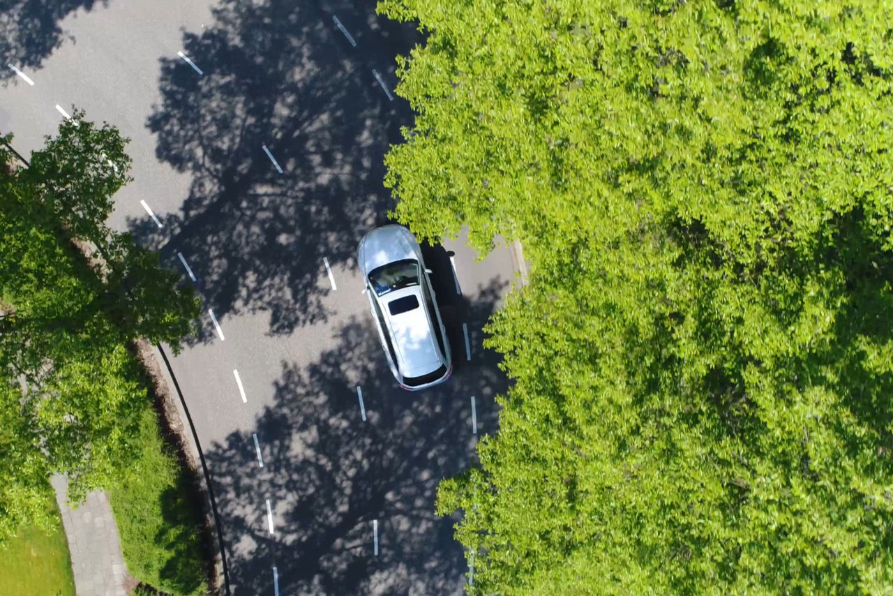 auto elettrica su strada