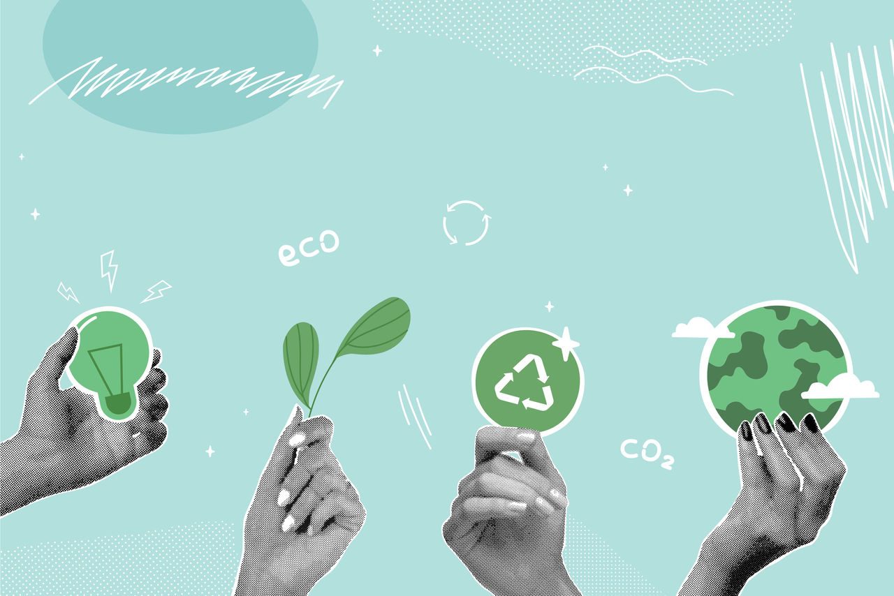 Quattro mani sollevano simboli legati all’ambiente su sfondo verde acqua: una lampadina verde, una piantina, un’icona di riciclo e il pianeta Terra. Parole come “eco” e “CO₂” completano la composizione in stile collage.