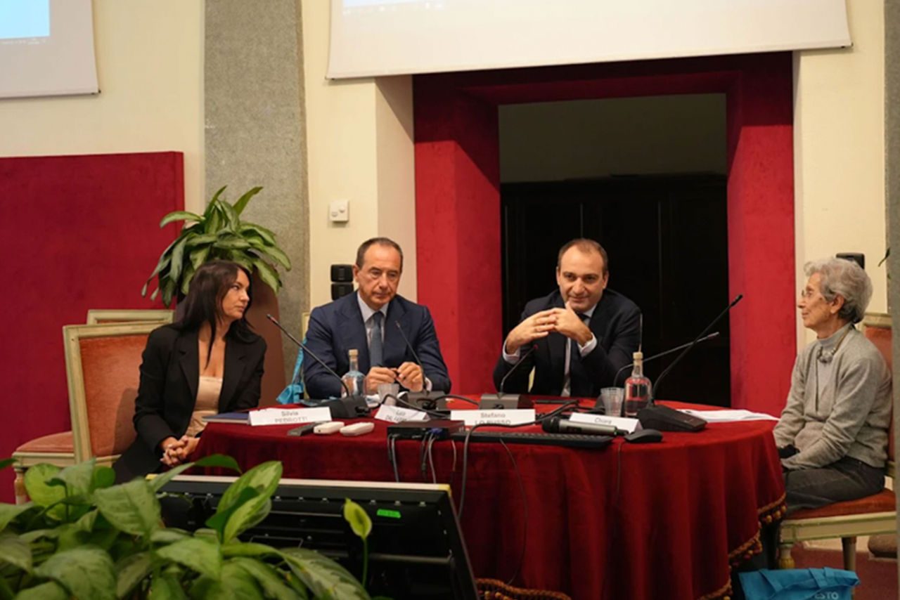 Il presidente Iren Luca Dal Fabbro partecipa al dibattito del progetto “Portineria di Comunità” insieme ai relatori, tra cui Silvia Pedrotti, Stefano Granata e una rappresentante della rete delle portinerie.