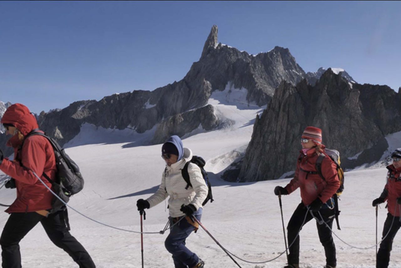 foto di alcuni dei partecipanti al progetto Ghiaccio fragile che avanzano lungo il percorso di montagna con racchette e corde 
