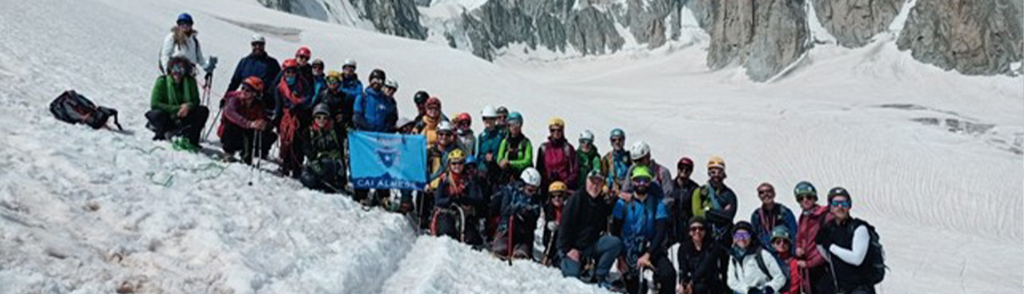 foto di gruppo dei partecipanti al progetto Ghiaccio fragile sulla neve con vestiti e attrezzature tecniche