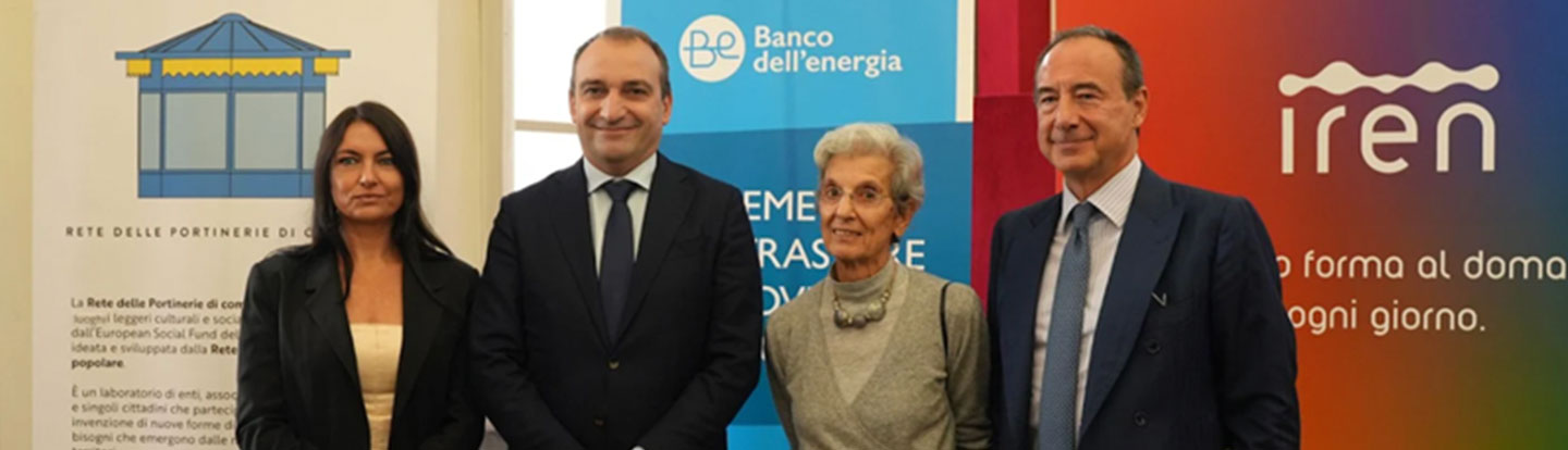 Foto di gruppo al termine della conferenza del progetto “Portineria di Comunità” con Luca Dal Fabbro, presidente Iren, accanto ai rappresentanti di Banco dell’Energia e della rete delle portinerie di quartiere.