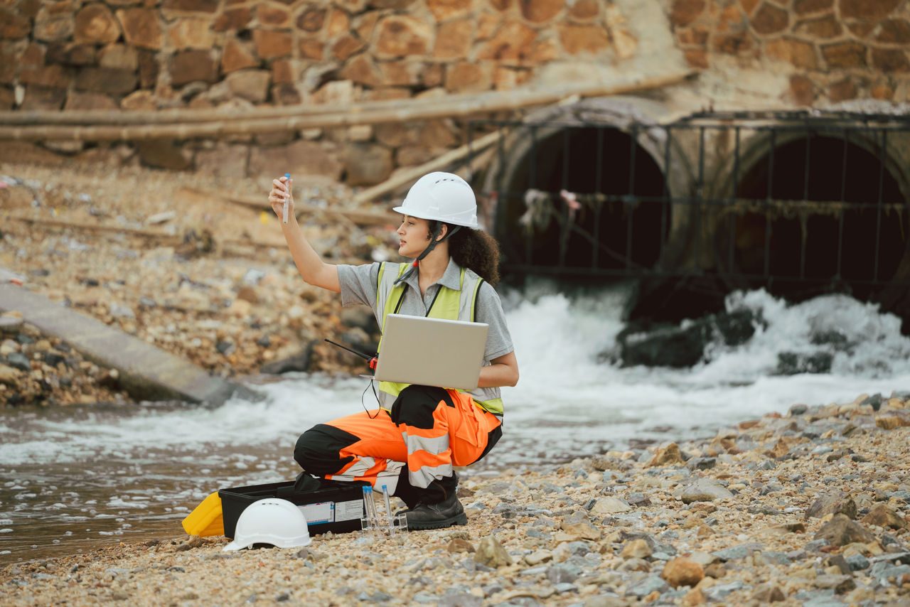 addetta ai lavori per controllo della qualità dell'acqua