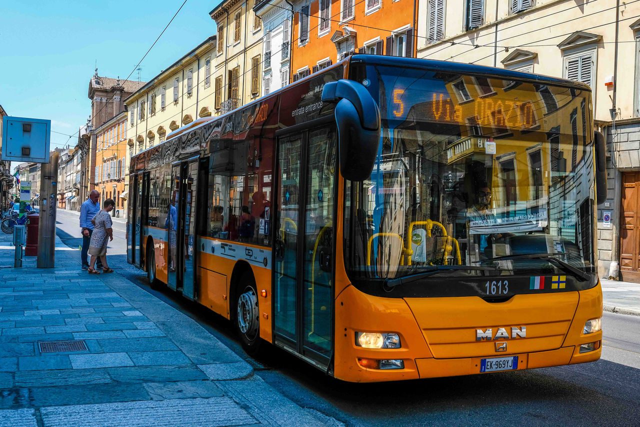 bus in città
