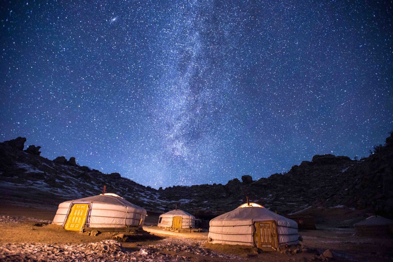 serie di yurte in notte stellata