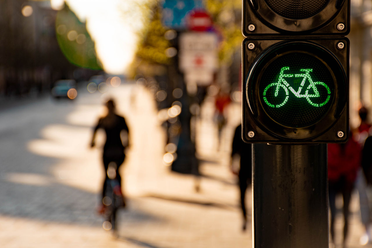 semaforo verde pista ciclabile con ciclista sullo sfondo