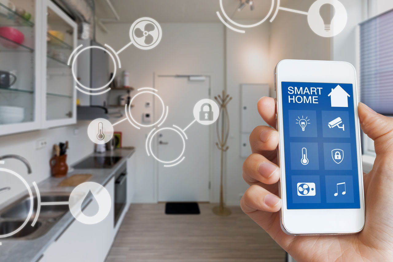 app su smartphone in primo piano per gestione smart home