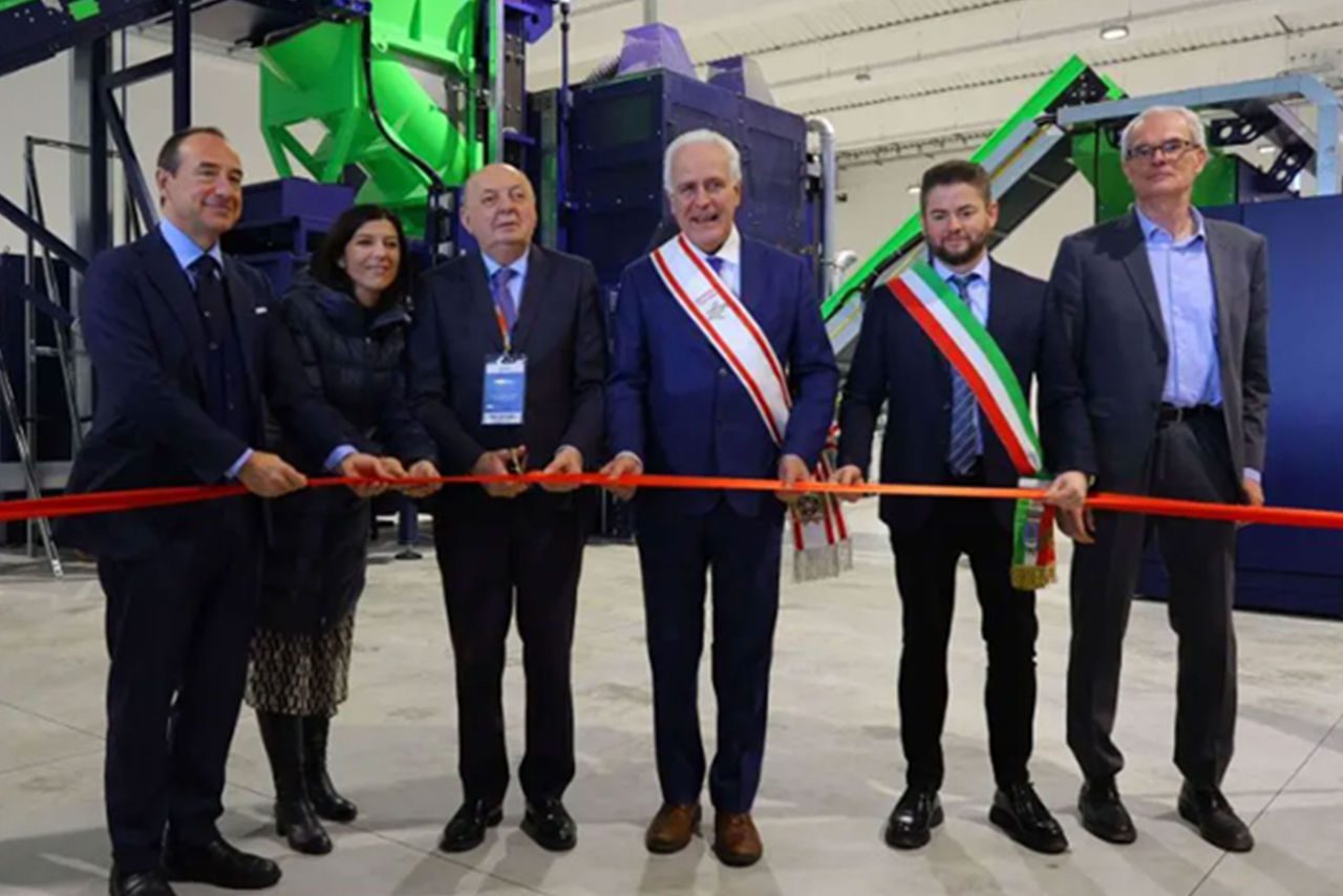 Taglio del nastro per l'inaugurazione di un impianto industriale con rappresentanti istituzionali e aziendali