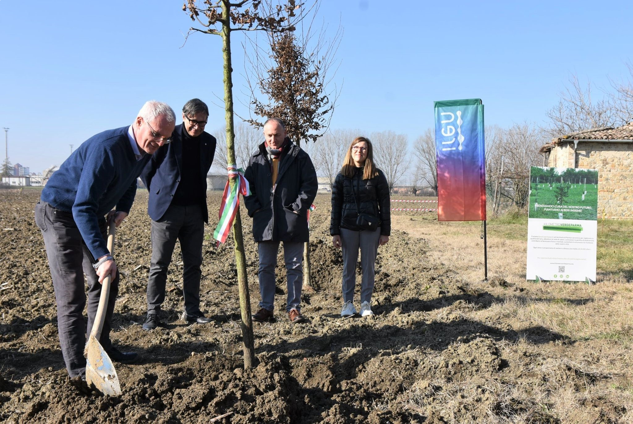 piantumazione albero con rappresentanti associazione Kilometroverde a Parma