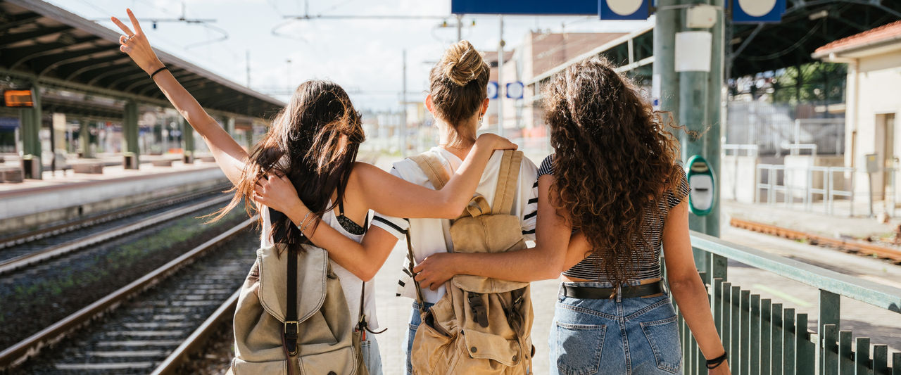 ragazze di spalle in stazione