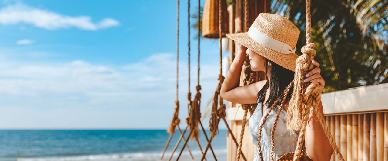 ragazza su altalena in spiaggia