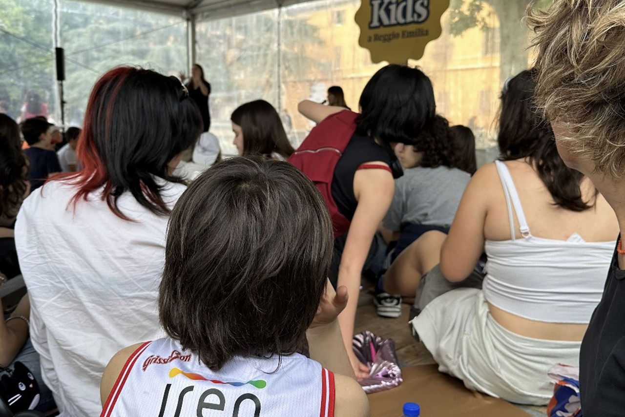 bambino partecipa al talk iren