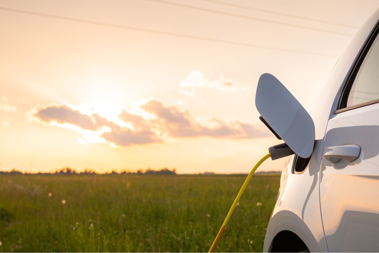 auto elettrica in carica al tramonto