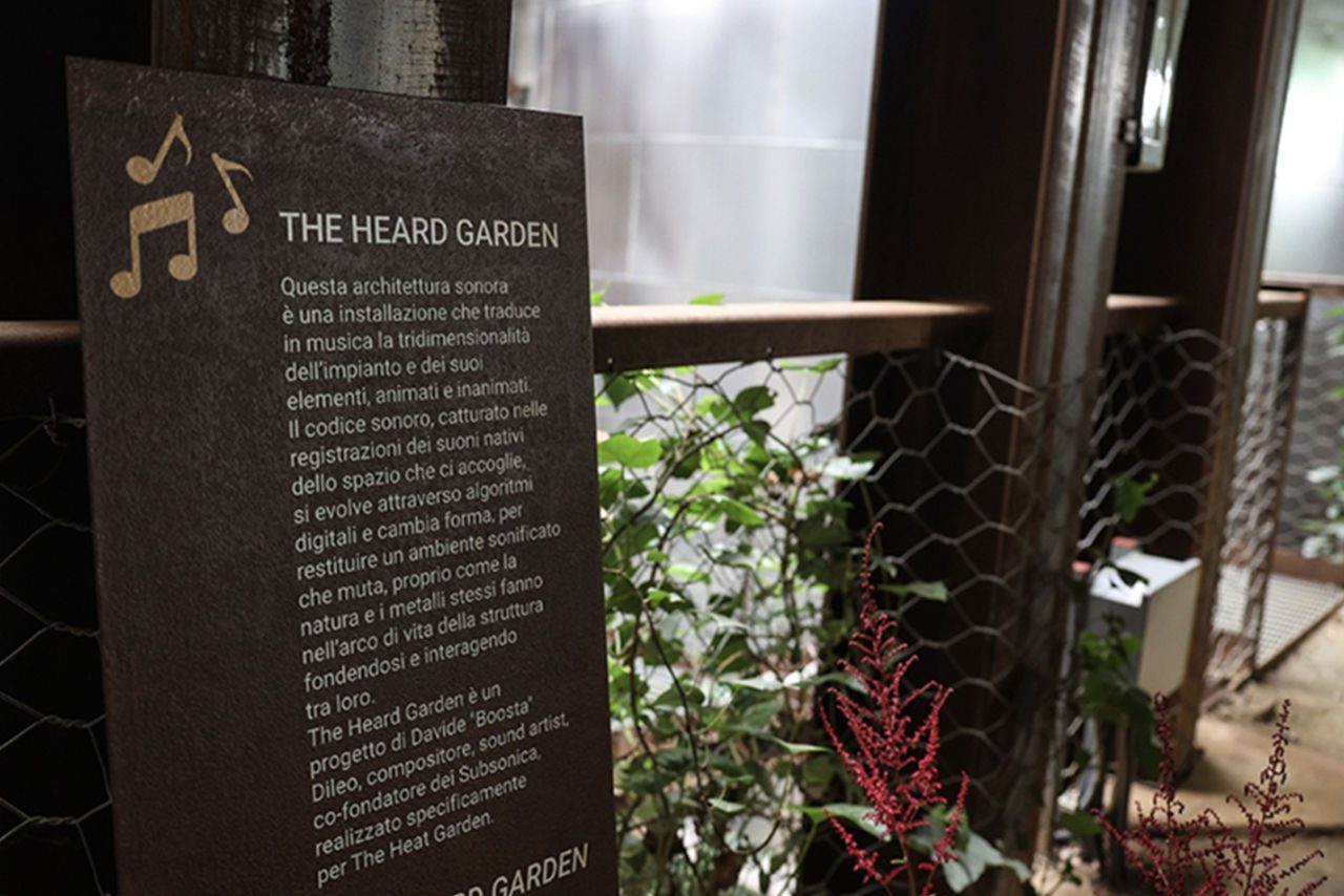 Pannello informativo sull’installazione “The Heard Garden”, che traduce in suoni l’ambiente circostante attraverso algoritmi digitali.