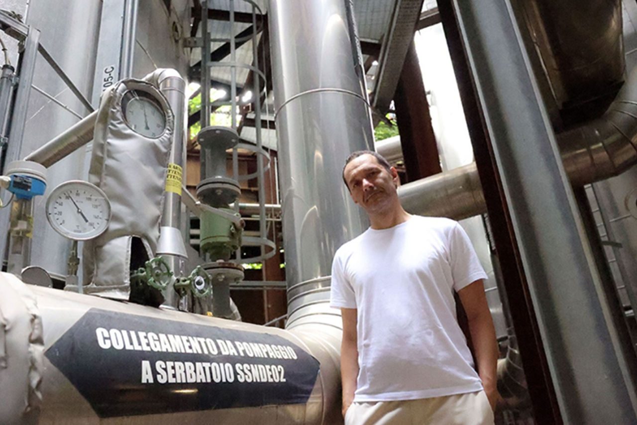 L’artista Davide “Boosta” Dileo all’interno dell’impianto artistico-industriale “The Heard Garden”, tra tubi e strumenti sonori.