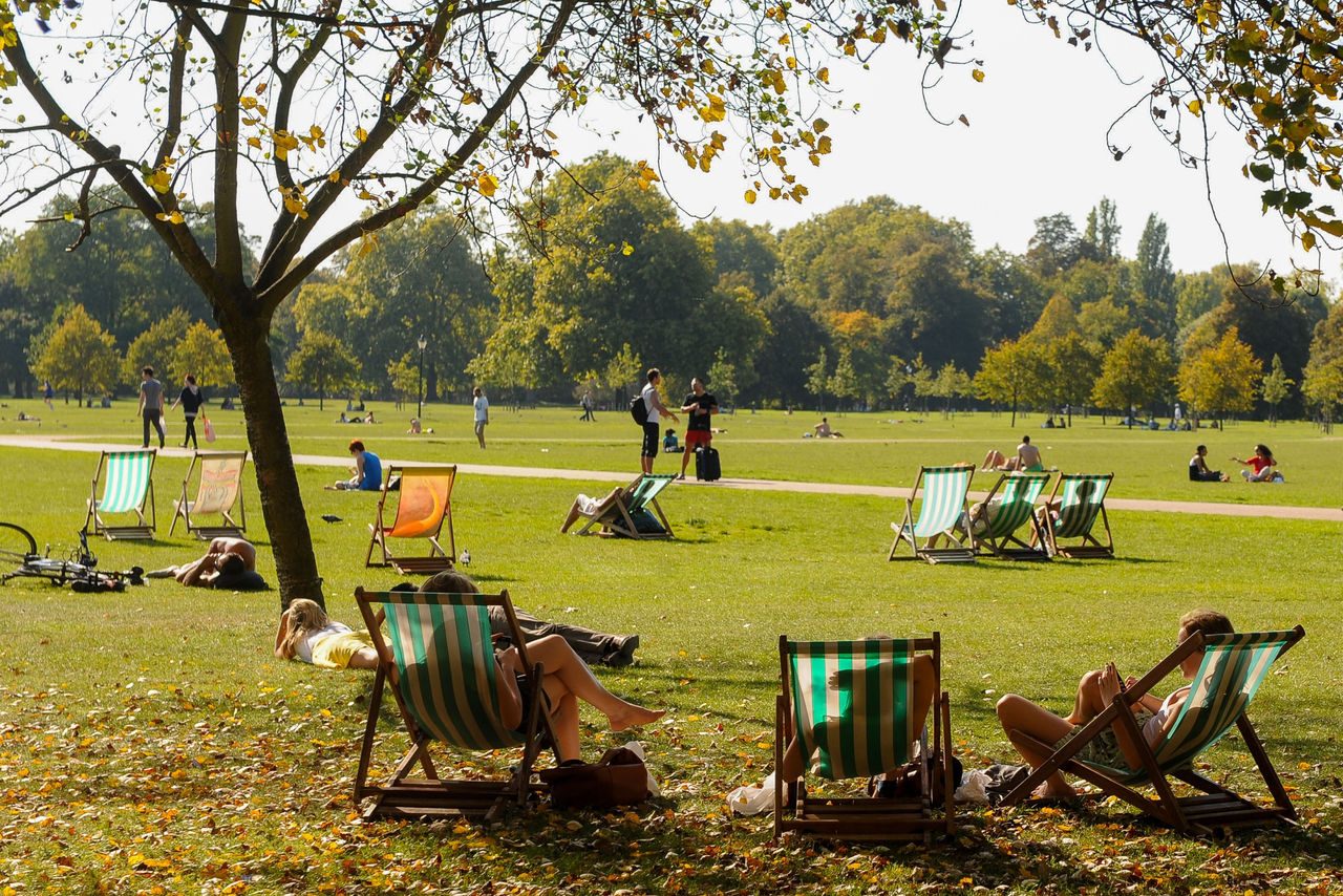 persone che si godono l'estate in un parco durante un'ondata di caldo