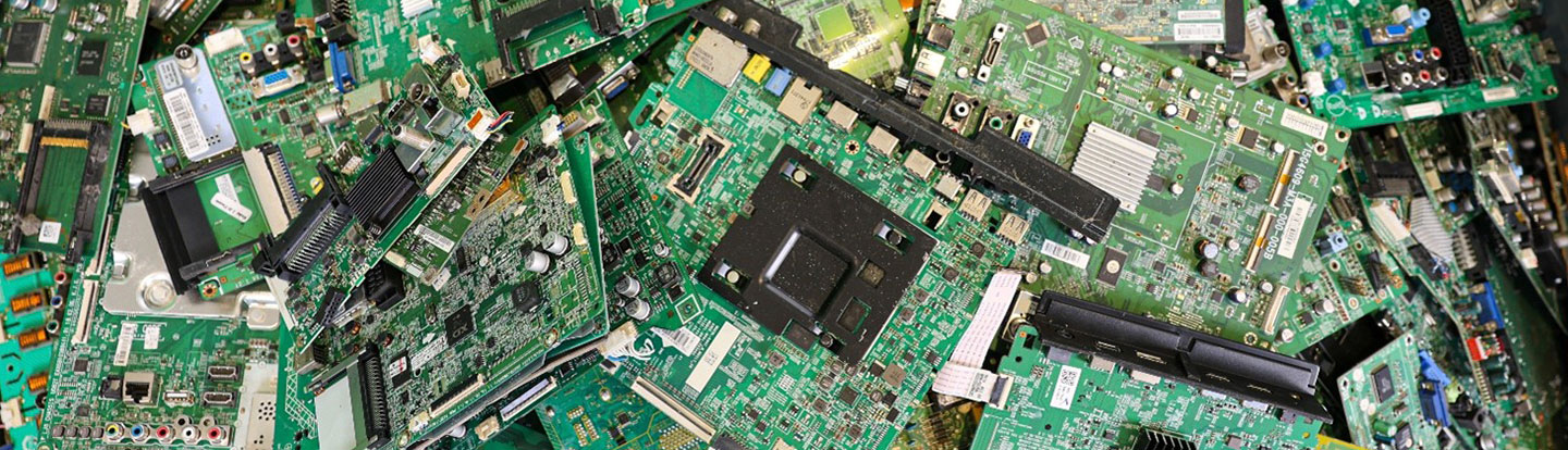 Foto di gruppo al termine della conferenza del progetto “Portineria di Comunità” con Luca Dal Fabbro, presidente Iren, accanto ai rappresentanti di Banco dell’Energia e della rete delle portinerie di quartiere.