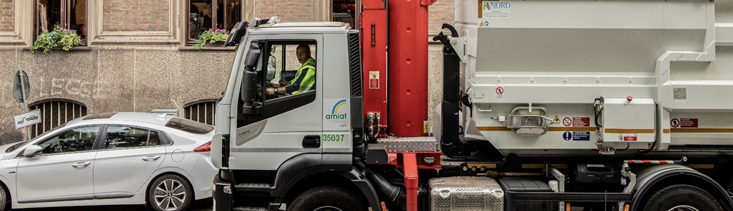 camion raccoglie la differenziata