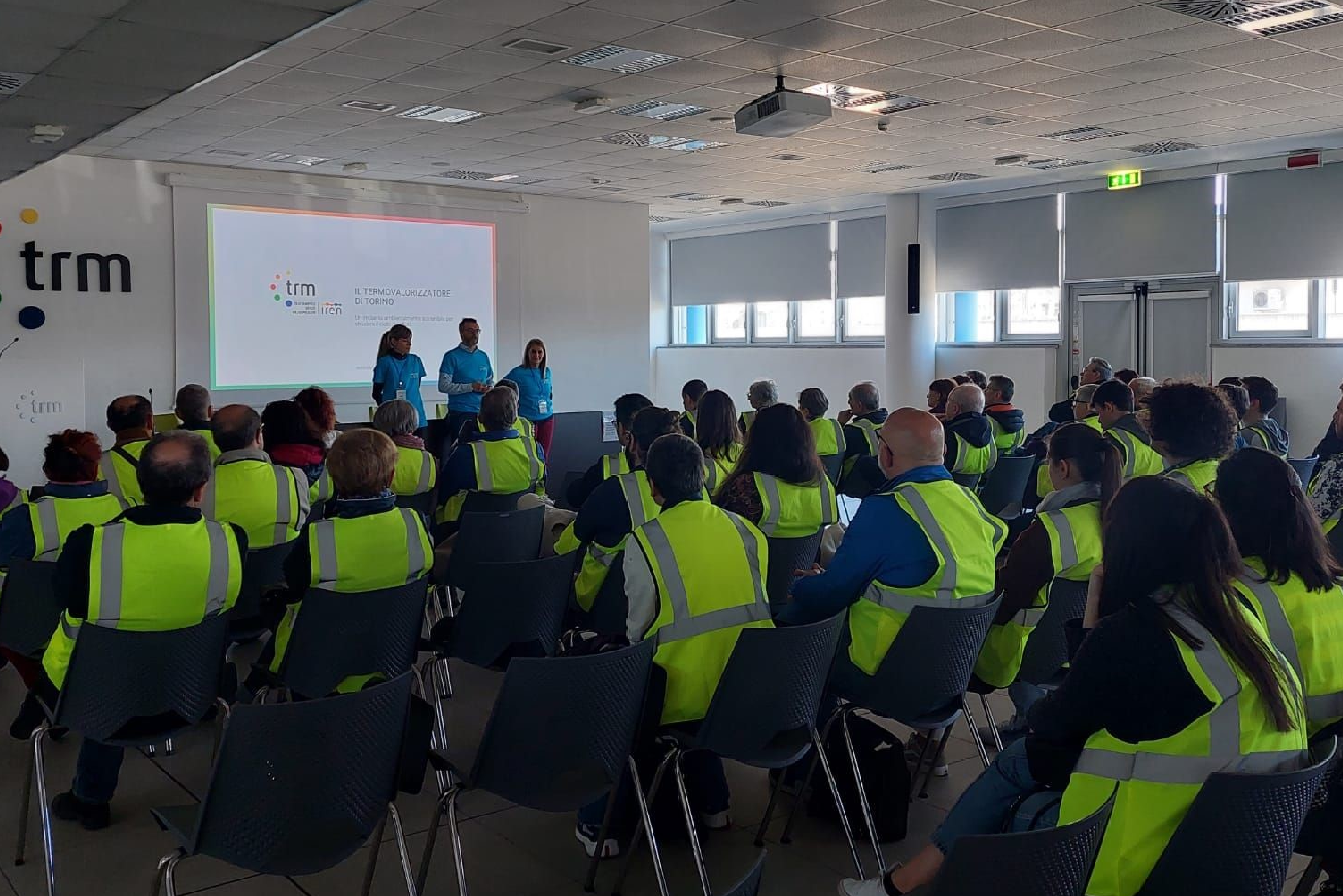 visitatori partecipano al seminario all'interno di una sala del TRM