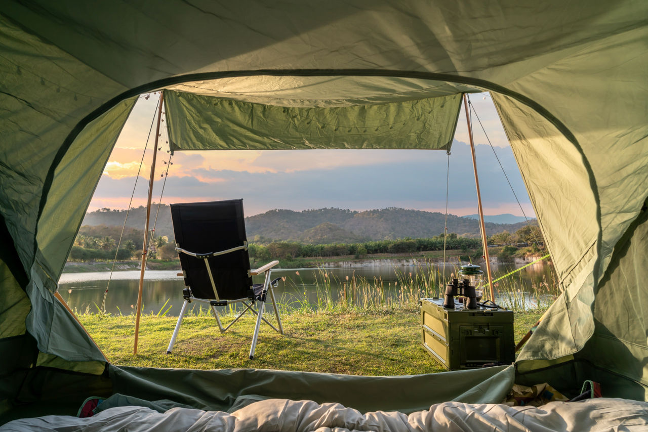 visuale sulle montagne da una tenda