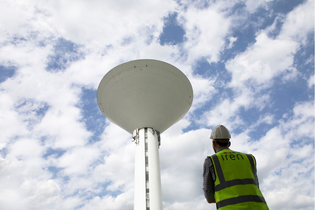 Operaio Iren di spalle che guarda la Torre Serbatoio della Centrale idrica Reggio Est